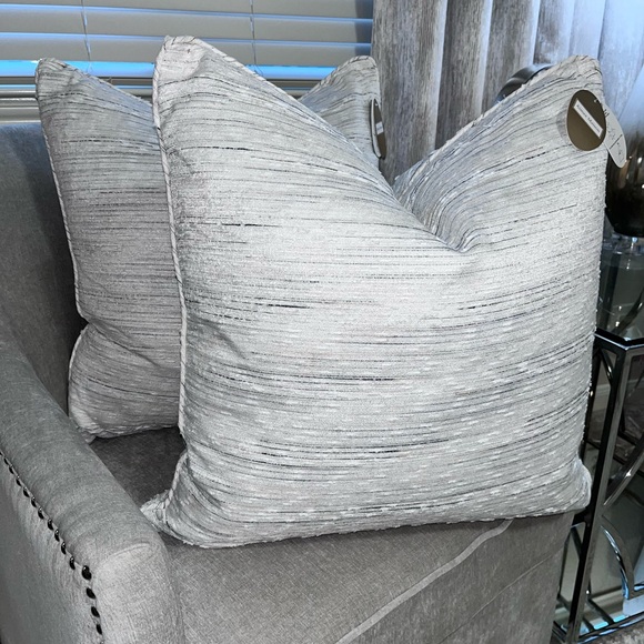 1-NWT AIMEE MAISON FEATHER FILLEDDECORATIVE PILLOW read description for detail